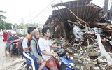 [Ảnh] Người dân Indonesia nén đau thương tìm thi thể nạn nhân thiệt mạng vì sóng thần