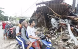 [Ảnh] Người dân Indonesia nén đau thương tìm thi thể nạn nhân thiệt mạng vì sóng thần