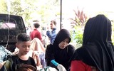 [Ảnh] Người dân Indonesia nén đau thương tìm thi thể nạn nhân thiệt mạng vì sóng thần