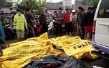 [Ảnh] Người dân Indonesia nén đau thương tìm thi thể nạn nhân thiệt mạng vì sóng thần