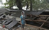 [Ảnh] Người dân Indonesia nén đau thương tìm thi thể nạn nhân thiệt mạng vì sóng thần