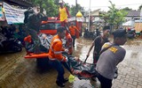 [Ảnh] Người dân Indonesia nén đau thương tìm thi thể nạn nhân thiệt mạng vì sóng thần