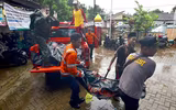 [Ảnh] Người dân Indonesia nén đau thương tìm thi thể nạn nhân thiệt mạng vì sóng thần