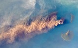 [Ảnh] Người dân Indonesia nén đau thương tìm thi thể nạn nhân thiệt mạng vì sóng thần