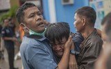 [Ảnh] Người dân Indonesia nén đau thương tìm thi thể nạn nhân thiệt mạng vì sóng thần
