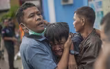 [Ảnh] Người dân Indonesia nén đau thương tìm thi thể nạn nhân thiệt mạng vì sóng thần