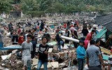 [Ảnh] Người dân Indonesia nén đau thương tìm thi thể nạn nhân thiệt mạng vì sóng thần