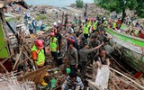 [Ảnh] Người dân Indonesia nén đau thương tìm thi thể nạn nhân thiệt mạng vì sóng thần