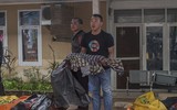 [Ảnh] Người dân Indonesia nén đau thương tìm thi thể nạn nhân thiệt mạng vì sóng thần
