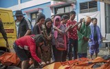 [Ảnh] Người dân Indonesia nén đau thương tìm thi thể nạn nhân thiệt mạng vì sóng thần