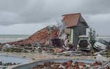 [Ảnh] Người dân Indonesia nén đau thương tìm thi thể nạn nhân thiệt mạng vì sóng thần