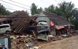[Ảnh] Người dân Indonesia nén đau thương tìm thi thể nạn nhân thiệt mạng vì sóng thần