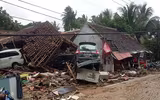 [Ảnh] Người dân Indonesia nén đau thương tìm thi thể nạn nhân thiệt mạng vì sóng thần