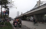 [ẢNH] Hà Nội mưa phùn, người dân di chuyển khó khăn trên hai tuyến đường dự kiến cấm xe máy