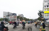 [ẢNH] Hà Nội mưa phùn, người dân di chuyển khó khăn trên hai tuyến đường dự kiến cấm xe máy