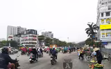 [ẢNH] Hà Nội mưa phùn, người dân di chuyển khó khăn trên hai tuyến đường dự kiến cấm xe máy