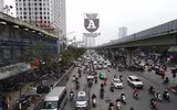 [ẢNH] Hà Nội mưa phùn, người dân di chuyển khó khăn trên hai tuyến đường dự kiến cấm xe máy