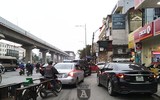 [ẢNH] Hà Nội mưa phùn, người dân di chuyển khó khăn trên hai tuyến đường dự kiến cấm xe máy
