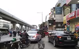 [ẢNH] Hà Nội mưa phùn, người dân di chuyển khó khăn trên hai tuyến đường dự kiến cấm xe máy