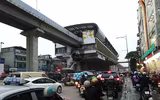 [ẢNH] Hà Nội mưa phùn, người dân di chuyển khó khăn trên hai tuyến đường dự kiến cấm xe máy