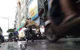 [ẢNH] Hà Nội mưa phùn, người dân di chuyển khó khăn trên hai tuyến đường dự kiến cấm xe máy