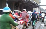 [ẢNH] Hà Nội mưa phùn, người dân di chuyển khó khăn trên hai tuyến đường dự kiến cấm xe máy