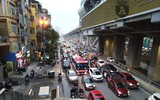 [ẢNH] Hà Nội mưa phùn, người dân di chuyển khó khăn trên hai tuyến đường dự kiến cấm xe máy