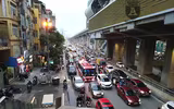 [ẢNH] Hà Nội mưa phùn, người dân di chuyển khó khăn trên hai tuyến đường dự kiến cấm xe máy