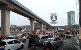 [ẢNH] Hà Nội mưa phùn, người dân di chuyển khó khăn trên hai tuyến đường dự kiến cấm xe máy
