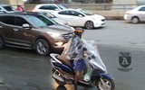 [ẢNH] Hà Nội mưa phùn, người dân di chuyển khó khăn trên hai tuyến đường dự kiến cấm xe máy