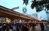 [ẢNH] Hà Nội mưa phùn, người dân di chuyển khó khăn trên hai tuyến đường dự kiến cấm xe máy