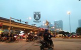 [ẢNH] Hà Nội mưa phùn, người dân di chuyển khó khăn trên hai tuyến đường dự kiến cấm xe máy