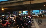 [ẢNH] Hà Nội mưa phùn, người dân di chuyển khó khăn trên hai tuyến đường dự kiến cấm xe máy