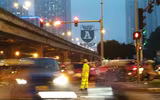 [ẢNH] Hà Nội mưa phùn, người dân di chuyển khó khăn trên hai tuyến đường dự kiến cấm xe máy