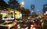 [ẢNH] Hà Nội mưa phùn, người dân di chuyển khó khăn trên hai tuyến đường dự kiến cấm xe máy