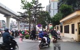 [ẢNH] Hà Nội mưa phùn, người dân di chuyển khó khăn trên hai tuyến đường dự kiến cấm xe máy