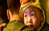 [Ảnh] Vất vả xếp hàng trong đêm mưa rét để xét nghiệm sán lợn cho con
