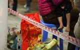 [Ảnh] Vất vả xếp hàng trong đêm mưa rét để xét nghiệm sán lợn cho con