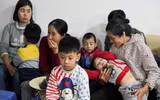 [Ảnh] Vất vả xếp hàng trong đêm mưa rét để xét nghiệm sán lợn cho con