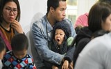 [Ảnh] Vất vả xếp hàng trong đêm mưa rét để xét nghiệm sán lợn cho con