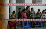 [Ảnh] Vất vả xếp hàng trong đêm mưa rét để xét nghiệm sán lợn cho con