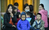 [Ảnh] Vất vả xếp hàng trong đêm mưa rét để xét nghiệm sán lợn cho con