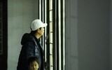 [Ảnh] Vất vả xếp hàng trong đêm mưa rét để xét nghiệm sán lợn cho con
