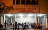 [Ảnh] Vất vả xếp hàng trong đêm mưa rét để xét nghiệm sán lợn cho con