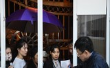[Ảnh] Vất vả xếp hàng trong đêm mưa rét để xét nghiệm sán lợn cho con