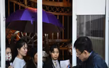 [Ảnh] Vất vả xếp hàng trong đêm mưa rét để xét nghiệm sán lợn cho con