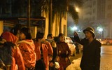 [Ảnh] Vất vả xếp hàng trong đêm mưa rét để xét nghiệm sán lợn cho con