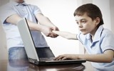 Những nguy hại không ngờ từ việc trẻ tiếp xúc với Internet quá sớm
