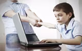 Những nguy hại không ngờ từ việc trẻ tiếp xúc với Internet quá sớm