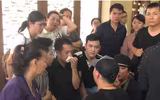 Mẹ ngất lịm, em gái Anh Vũ khóc đau đớn khi đón thi hài anh trai về nước